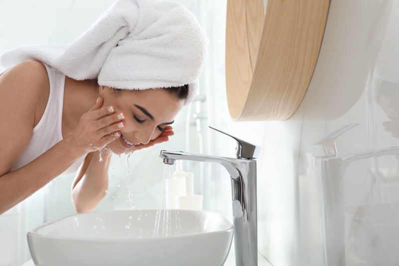 Donna che lava il bagno del viso