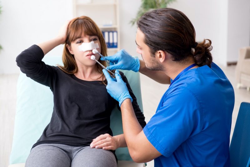 Consigli del dottore del post di lavoro del naso della donna